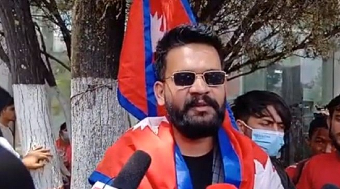 मध्यरातमा बालेनको अश्लील शब्दसहितको स्टाटस, राती नै डिलिट, चौतर्फी आलोचना