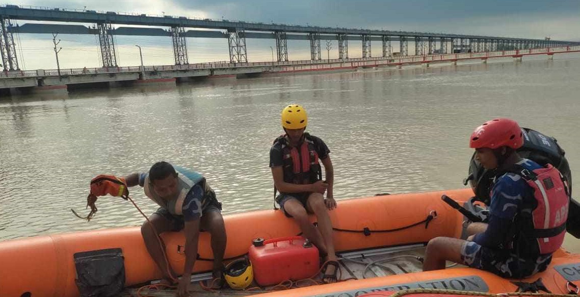 सप्तकोसीमा बेपत्ता २ गोताखोरमध्ये एकजनाको शव फेला