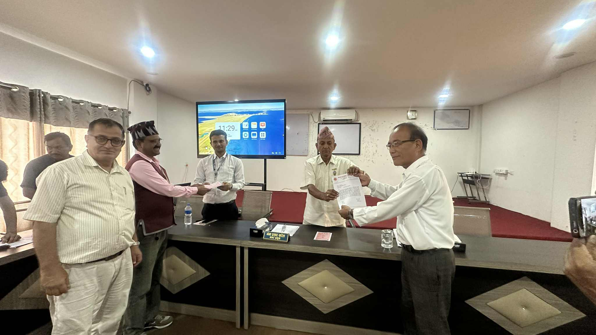 एमाले उर्लाबारीले बुझायो नगरप्रमुख खरेललाई ज्ञापन पत्र
