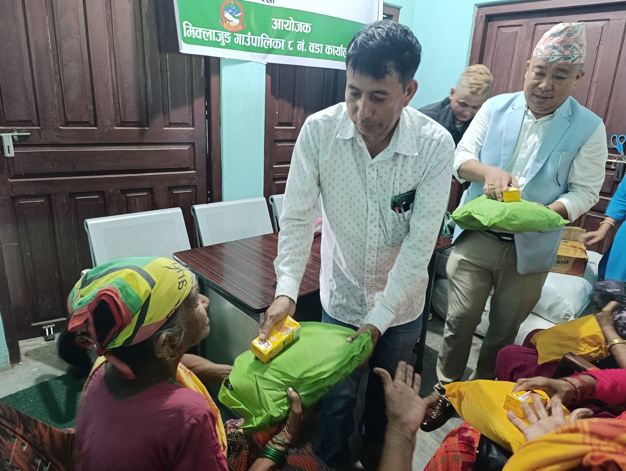 ज्येष्ठ नागरिकलाई झुल र तन्ना, जनप्रतिनिधिले सम्झेकोमा खुसी