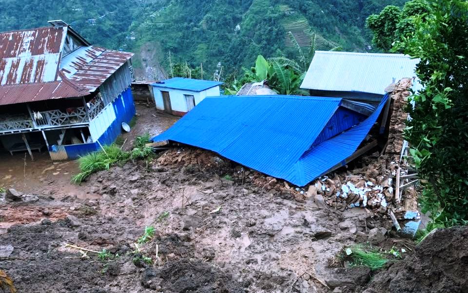 ताप्लेजुङको सिदिङ्वा गाउँपालिका–३ मा पहिरोले घर पुरिँदा चार जना घाइते