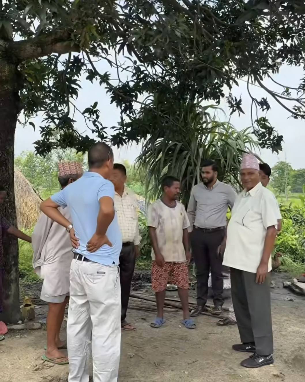 रतुवामाईमा हावाहुरीले क्षति पुगेको घरमा नगरप्रमुखद्वारा राहत