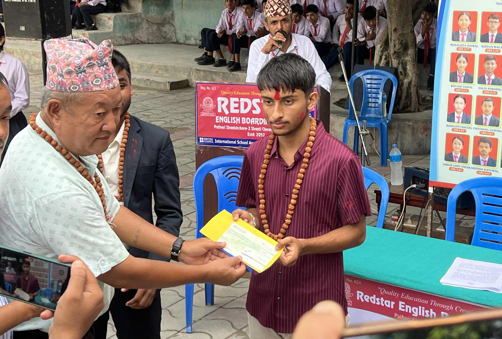 रेड स्टारद्धारा नेपाल टप गर्ने विद्यार्थीहरुलाई नगदसहित सम्मान