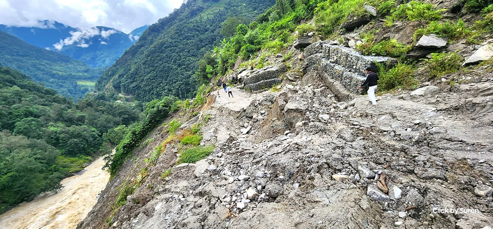 बाढी र पहिरोका कारण कोशी प्रदेशका विभिन्न सडक अवरुद्व