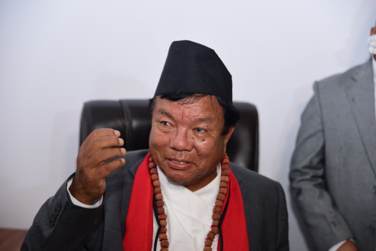 शिक्षामन्त्री महावीर पुनको स्टाटस–सर्को तानेको बेला केही नलेखौँ