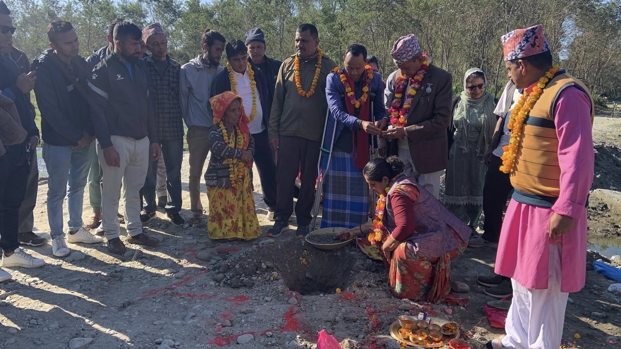 सुनझोडा खोलामा १ करोड २४ लाख लागतको बक्स पुल बन्दै