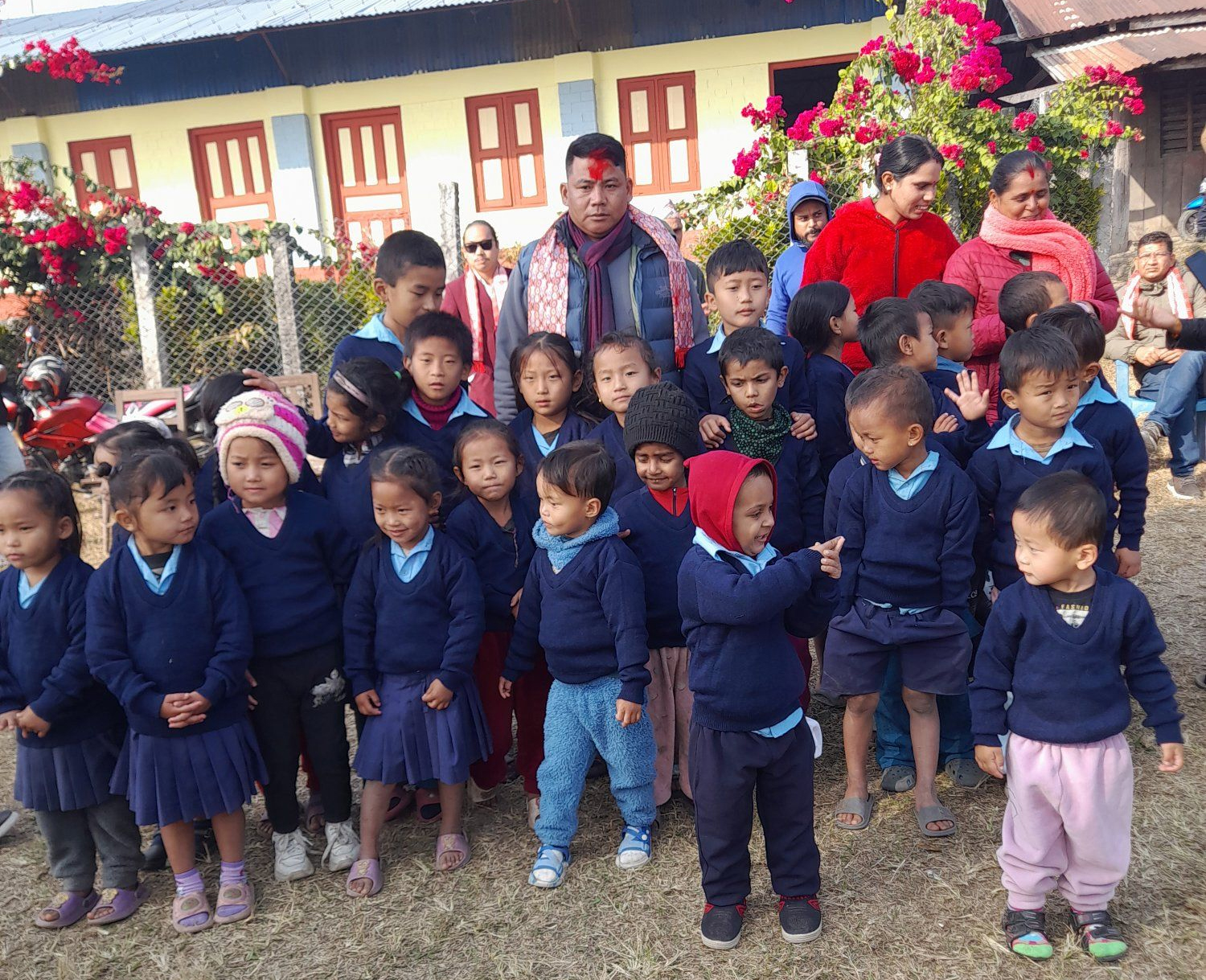 नेपाली कम्युनिस्ट पार्टी मिक्लाजुङका संयोजक राईद्वारा न्यानो कपडा तथा आर्थिक सहयोग