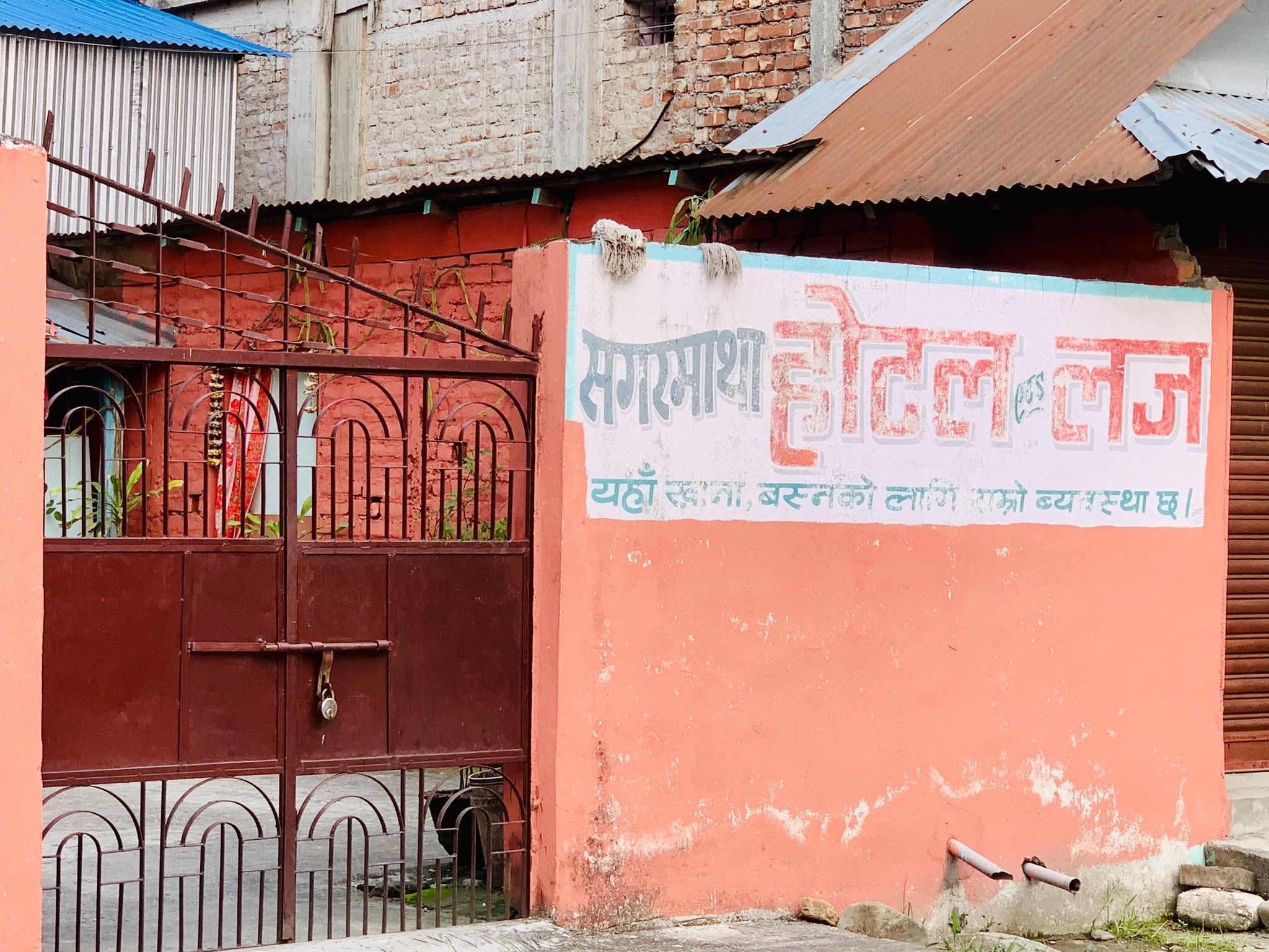 उर्लाबारीमा प्रहरीको एक्सन : होटल सगरमाथामा छापा, ८ जना नियन्त्रणमा