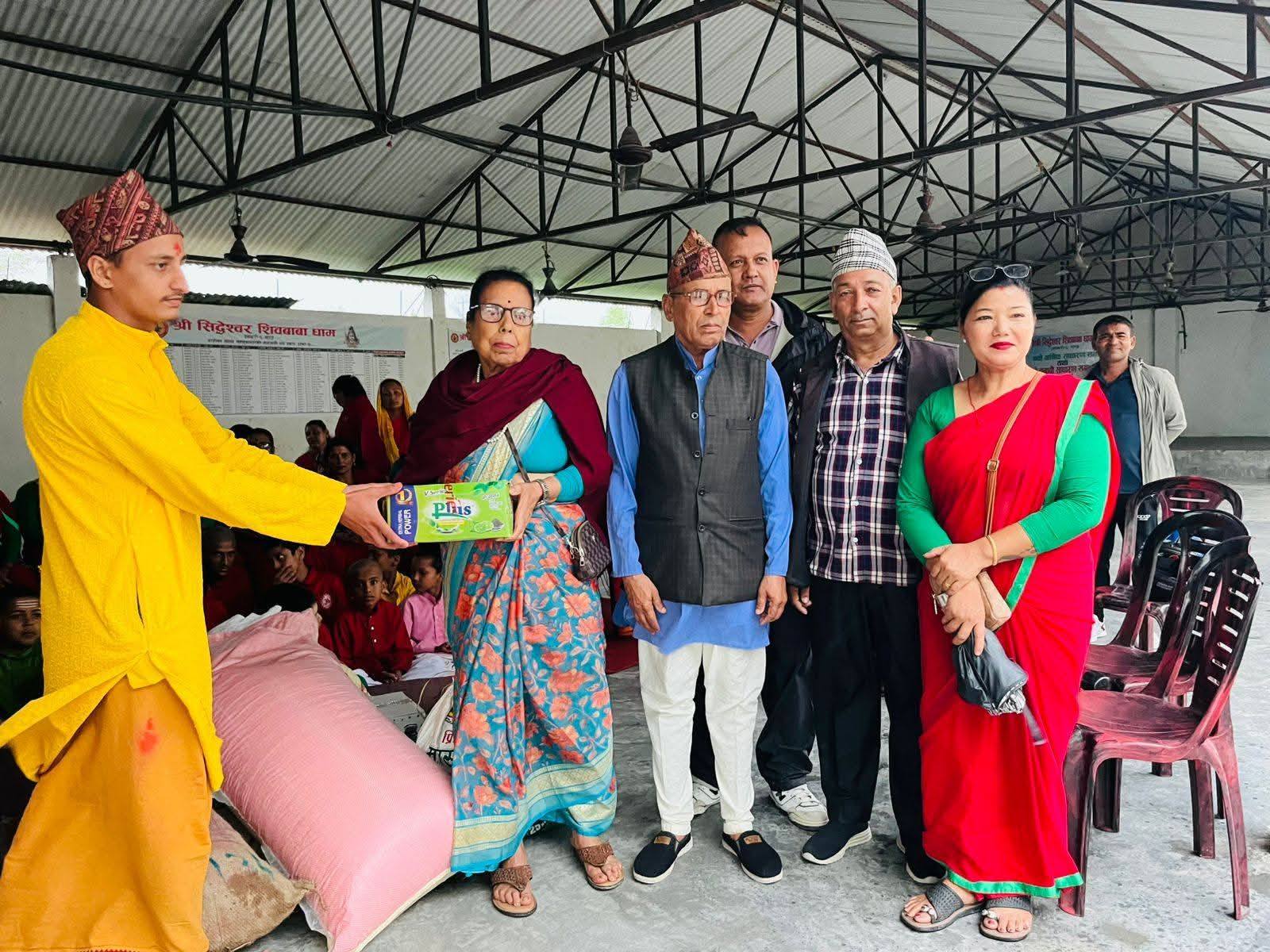 गुरूकुलका विद्यार्थीलाई पाथिभरा भजन किर्तन मण्डलीद्वारा खाद्यान्न सहयोग