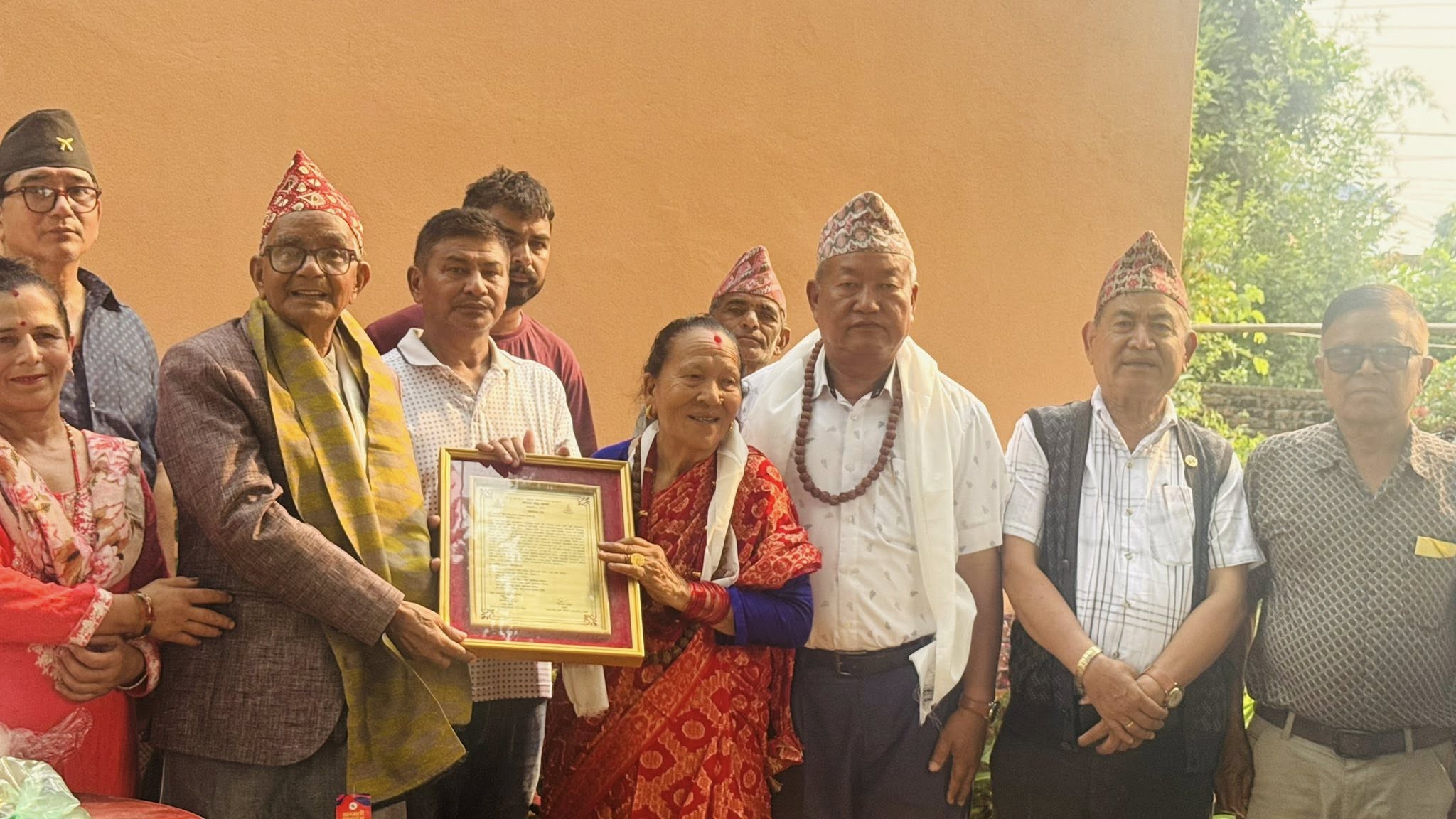 बस्नेत परिवारद्वारा गुम्बालाई जग्गा हस्तान्तरण, घरमै पुगेर सम्मान