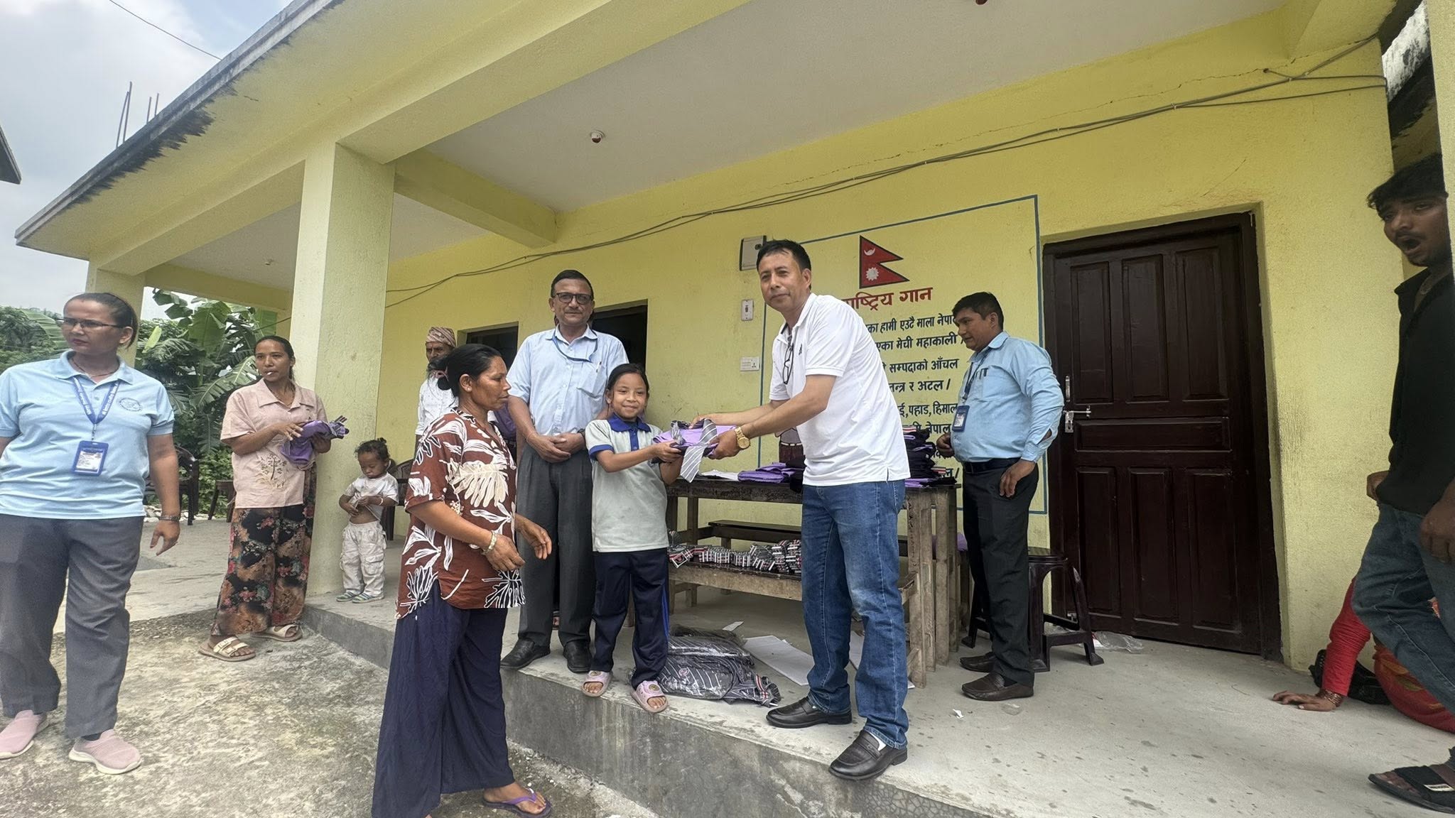 आर्थिक अवस्था कमजोर विद्यार्थीलाई विद्यालय पोशाक वितरण