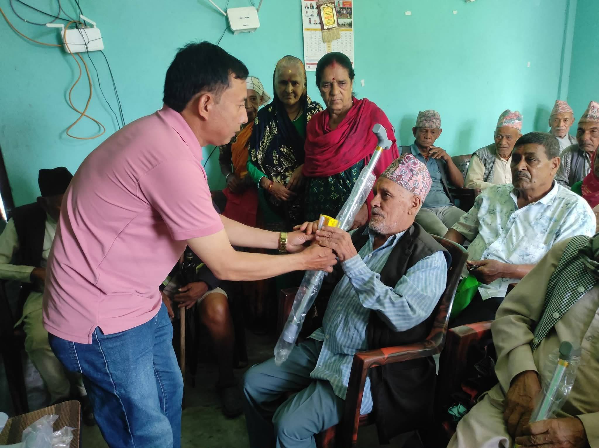 मिक्लाजुङ–८ मा ज्येष्ठ नागरिकलाई लौरो, अपाङ्गता भएका व्यक्तिलाई बैसाखी वितरण