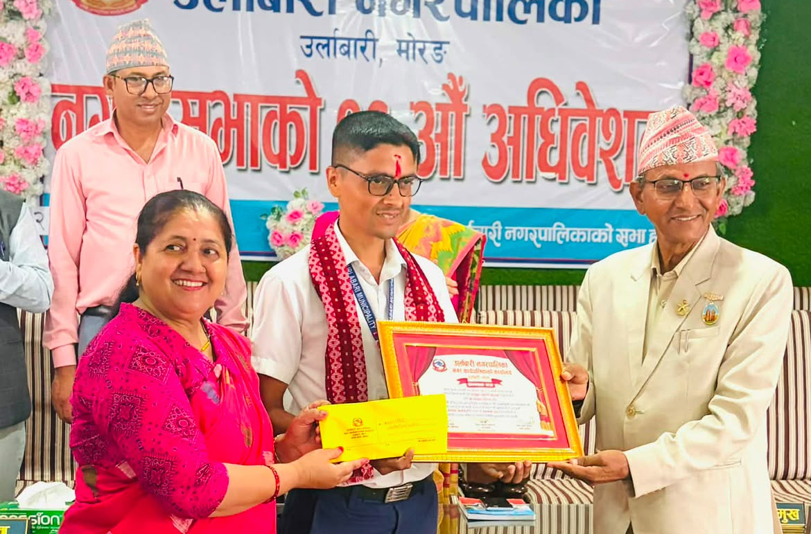 १२ वर्षको इमानदार सेवाको सम्मान: बसन्त पौडेल उत्कृष्ट कर्मचारी घोषित